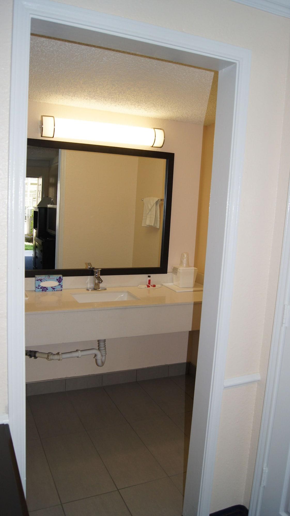 Travelodge By Wyndham North Richland Hills/dallas/ft Worth