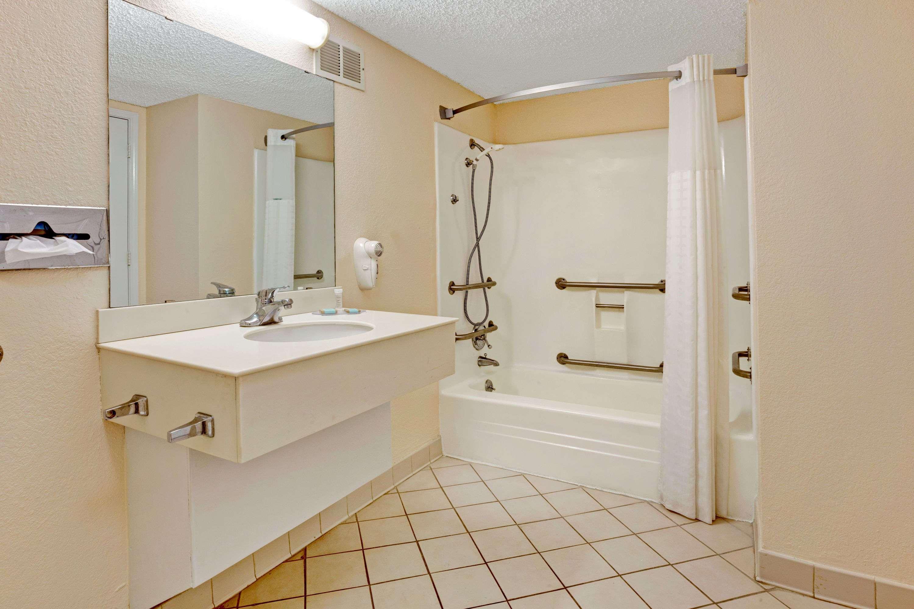 Travelodge By Wyndham North Richland Hills/dallas/ft Worth 2*