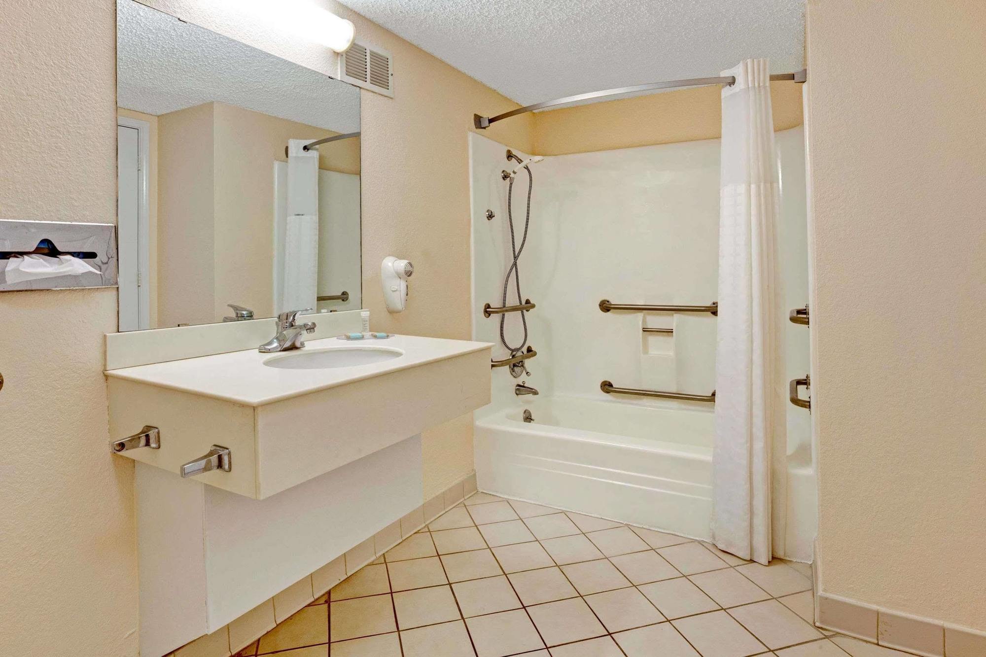 Travelodge By Wyndham North Richland Hills/dallas/ft Worth Hotel