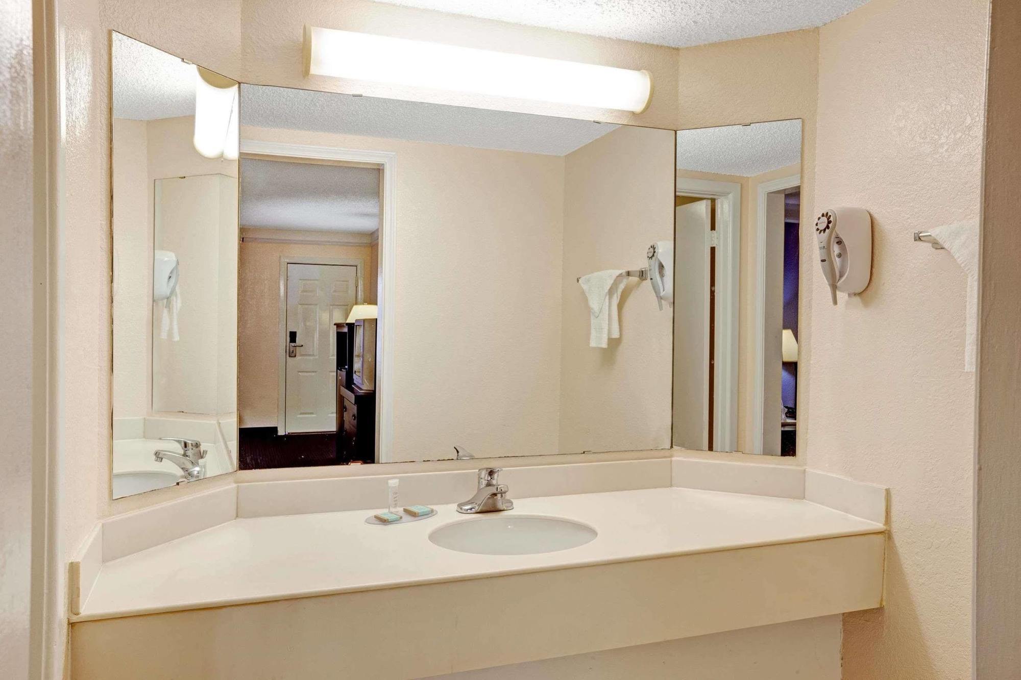 Travelodge By Wyndham North Richland Hills/dallas/ft Worth Hotel
